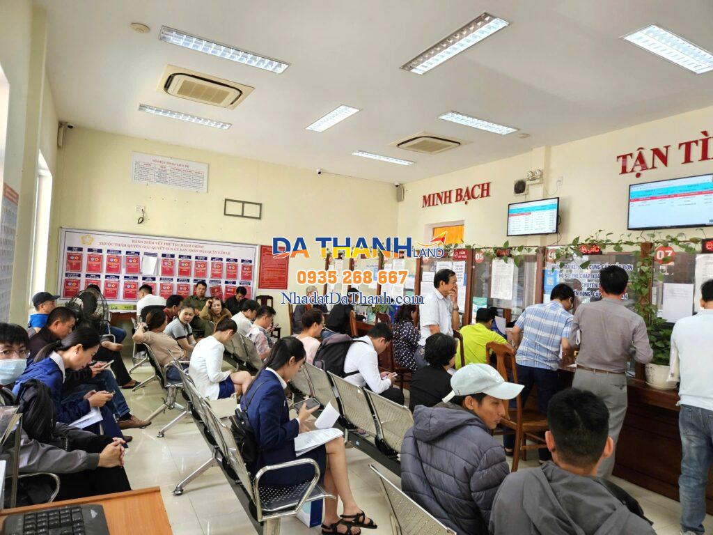 Nhà giàu Hà Nội trở lại săn đất Đà Nẵng: Giá tăng mạnh, công chứng kín lịch 3 Khu vực giải quyết hồ sơ đất đai Bộ phận một cửa quận Cẩm Lệ đông người ngồi chờ đến lượt.