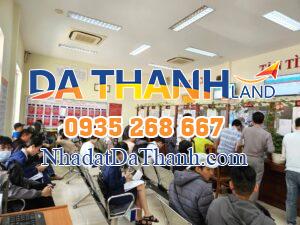 Khu vực giải quyết hồ sơ đất đai Bộ phận một cửa quận Cẩm Lệ đông người ngồi chờ đến lượt.